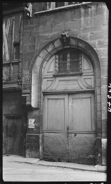 Porte sur rue de la Chouette