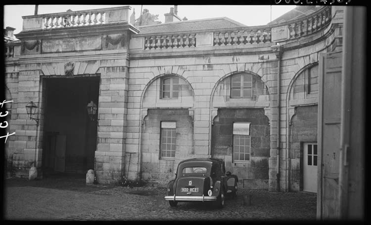 Pavillon d’entrée : façade sur cour, vue partielle