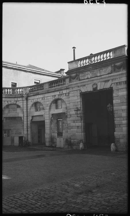 Pavillon d’entrée : façade sur cour, vue partielle