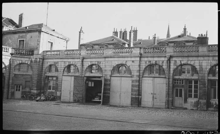 Cour : pavillon latéral droit avec garages (anciennes écuries)