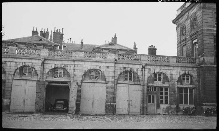 Cour : pavillon latéral droit avec garages (anciennes écuries)