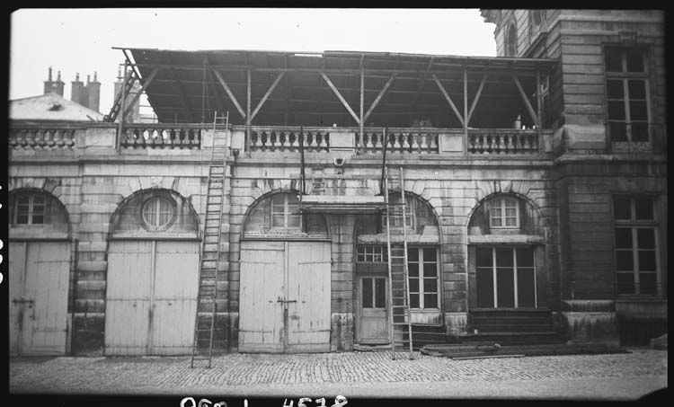 Cour : pavillon latéral droit avec garages (anciennes écuries) en travaux