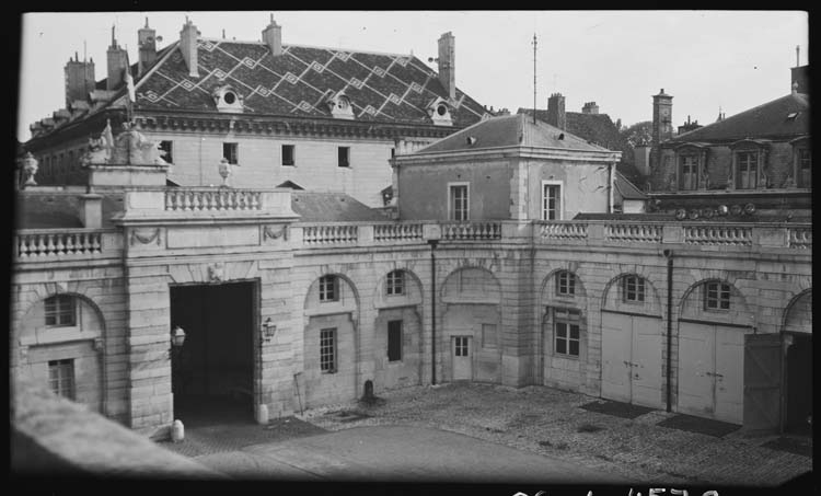 Cour : angle des pavillons d’entrée et du pavillon latéral droit