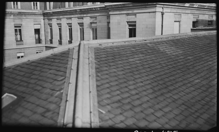 Cour : pavillon latéral gauche, toiture