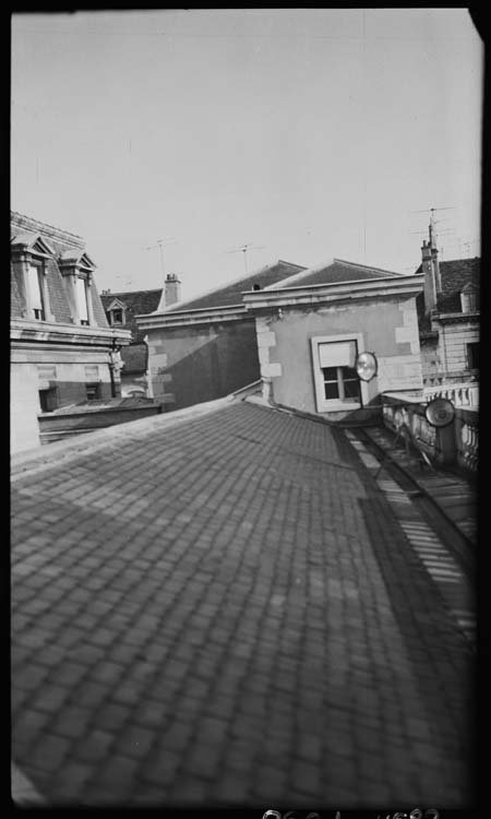 Cour : pavillon latéral gauche, toiture