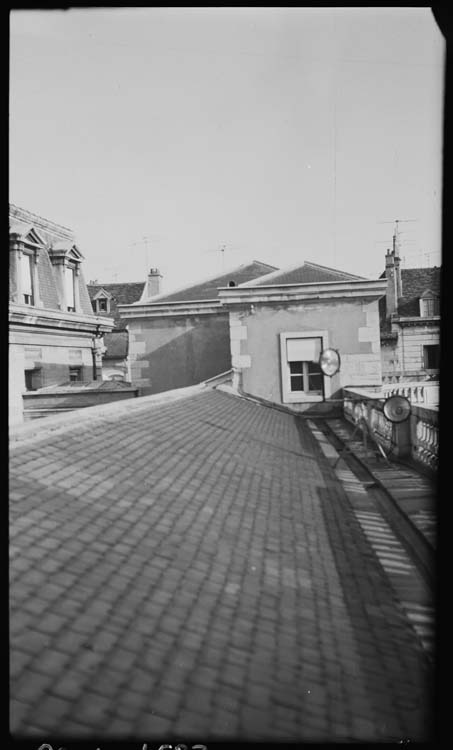 Cour : pavillon latéral droit avec garages (anciennes écuries) en travaux