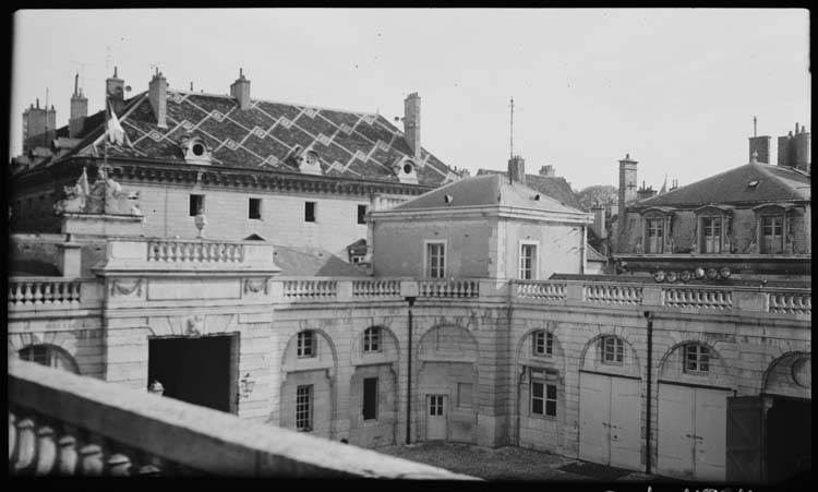 Cour : pavillon latéral droit avec garages (anciennes écuries) en travaux