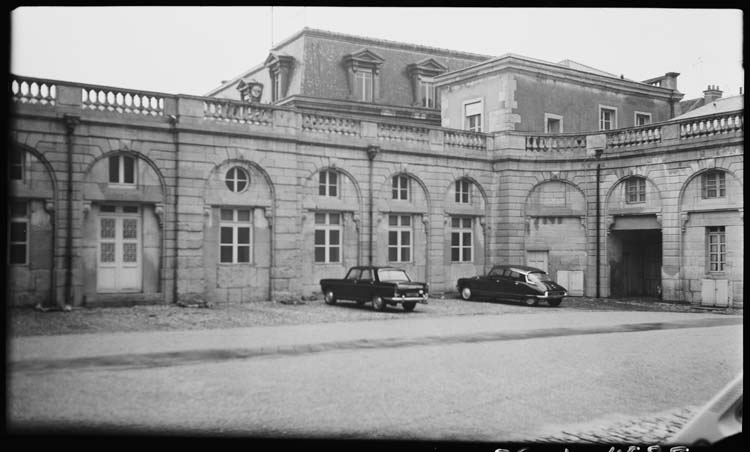 Bâtiment principal : angle de façade avec escalier