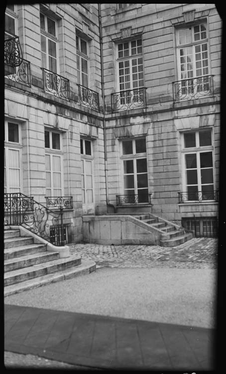 Bâtiment principal : angle de façade avec escalier