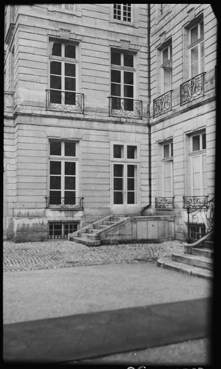 Bâtiment principal : angle de façade avec escalier