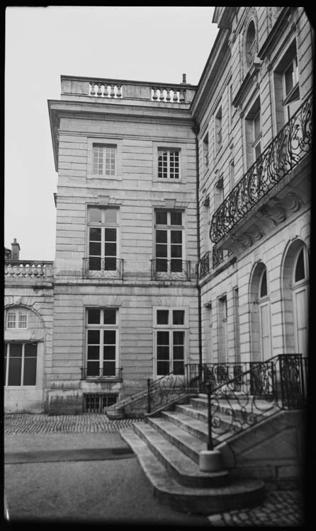 Bâtiment principal : façade latérale et escalier principal