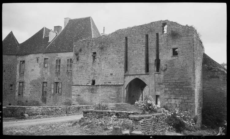 Ouvrage d’entrée en arc brisé, pont dormant et logis