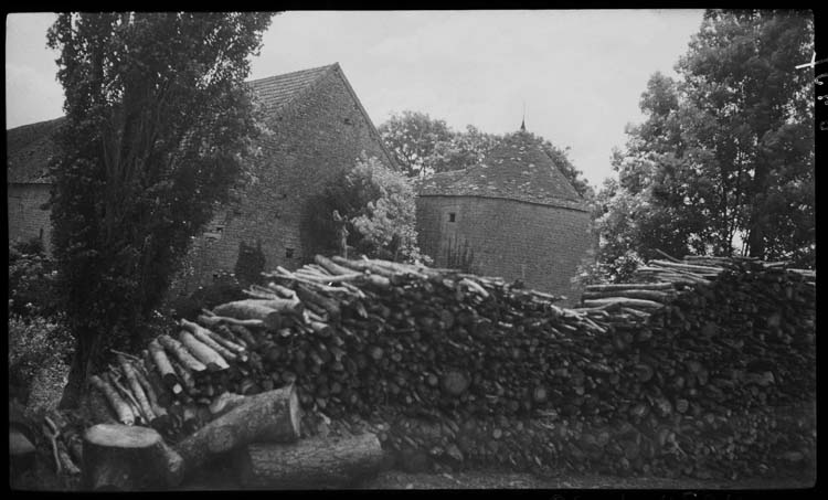 Bâtiment de dépendances et tour ronde