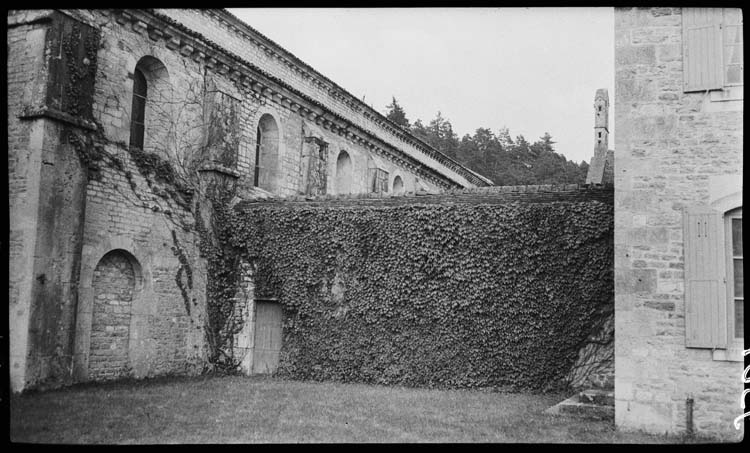 Façade et mur de séparation