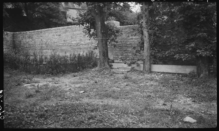 Jardins : mur d’enceinte et petit escalier