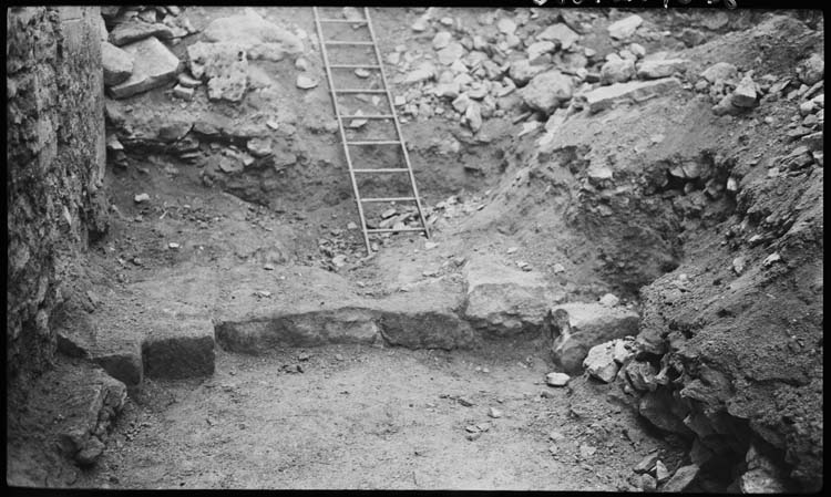 Fouilles archéologiques : échelle à terre