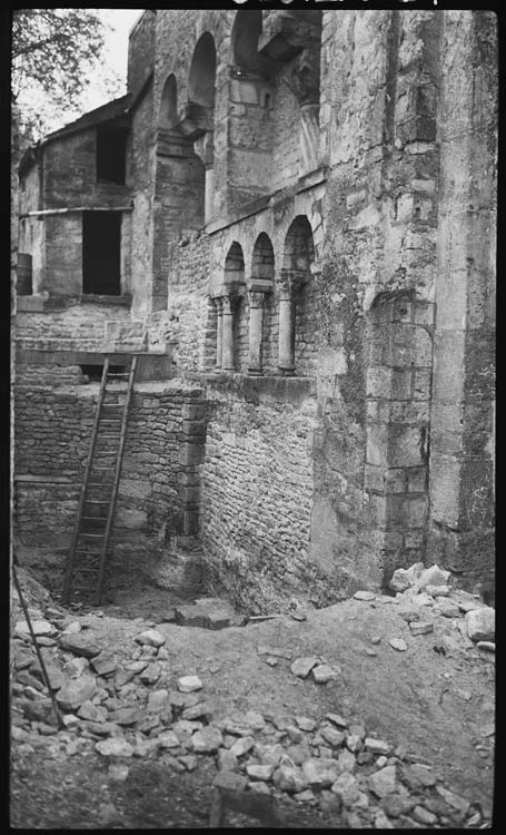 Fouilles archéologiques : installations à proximité du choeur roman