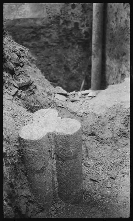 Fouilles archéologiques : colonne trilobée affleurant