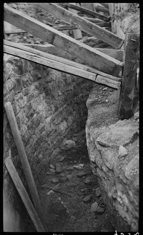 Fouilles archéologiques : zone de sondages avec pan de mur circulaire