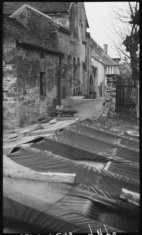 Fouilles archéologiques : zone de sondages bâchée à proximité de l’église