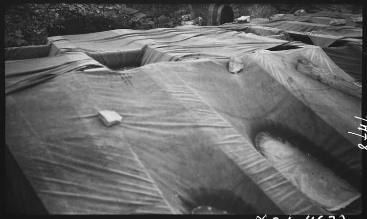 Fouilles archéologiques : zone de sondages bâchée, détail