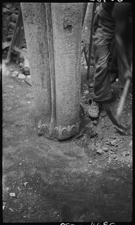 Fouilles archéologiques : base de colonne sculptée