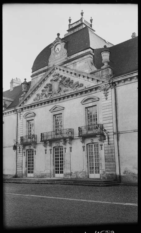 Façade principale, partie centrale avec dôme