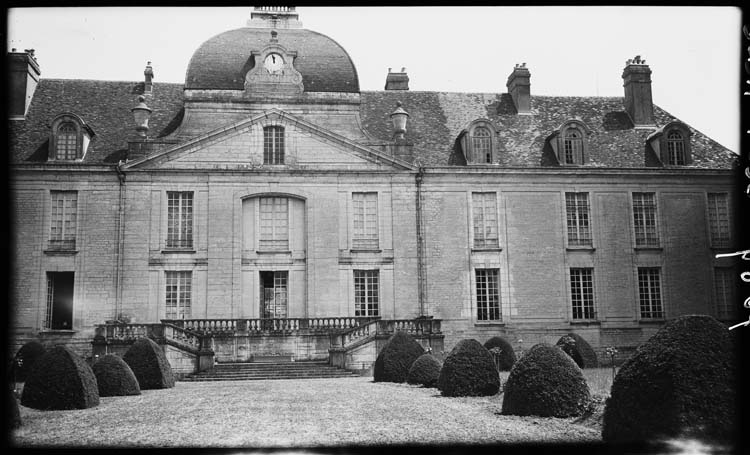 Façade sur parterre, vue partielle