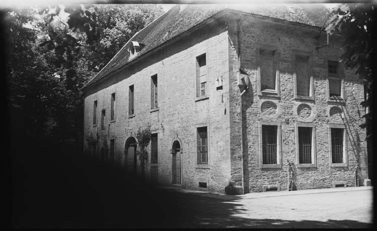 Communs, angle de façade