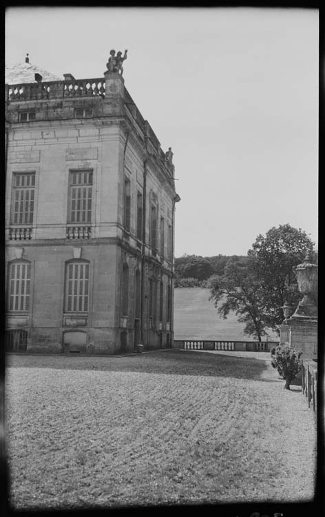 Château : angle de façade et parterre