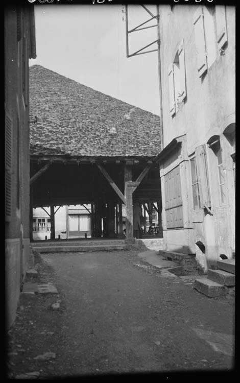 Halle vue de la petite rue du bourg