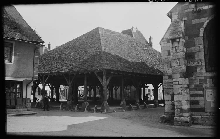 Halle vue du parvis de l’église