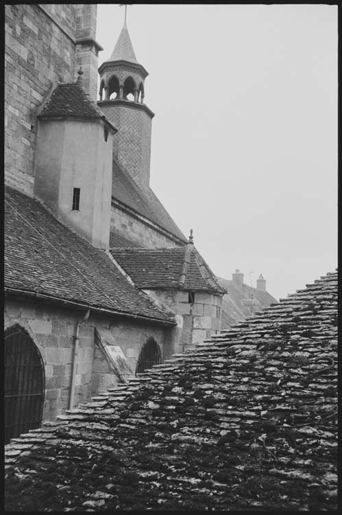 Toiture et église adjacente