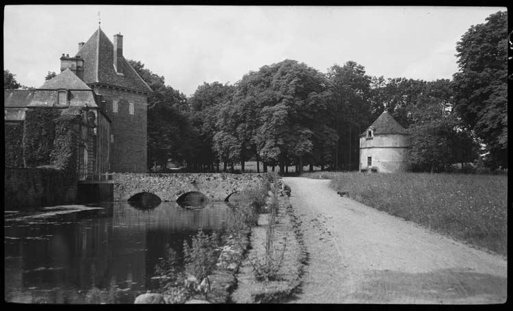 Allée, pont dormant et colombier