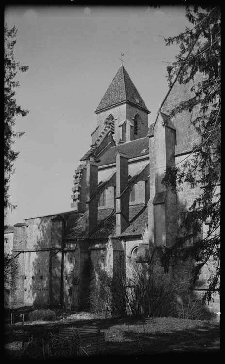 Eglise abbatiale : façade sud, détail des contreforts