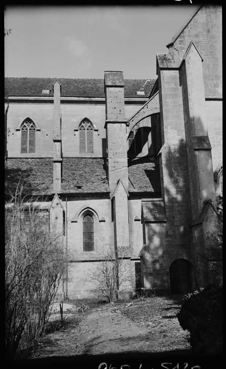 Eglise abbatiale : façade sud, détail des contreforts