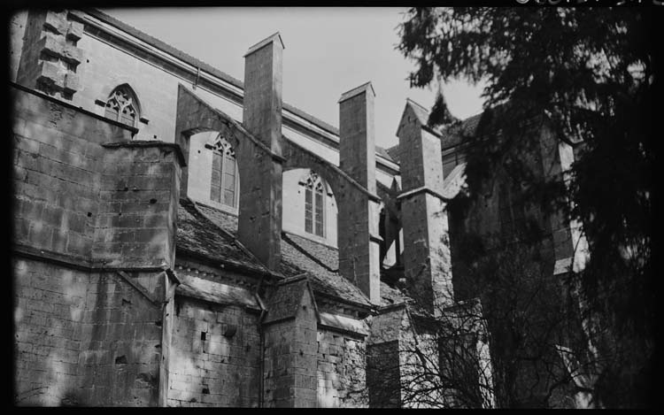 Eglise abbatiale : façade sud, détail des contreforts