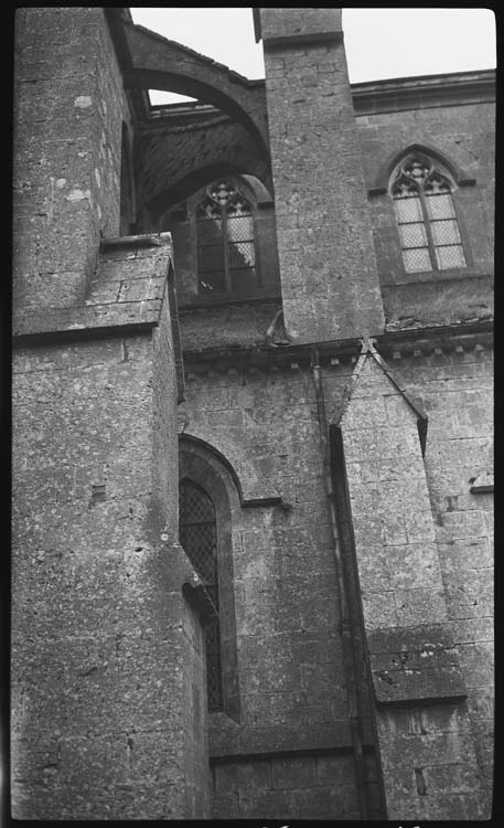 Eglise abbatiale : bas-côté nord, détail des contreforts