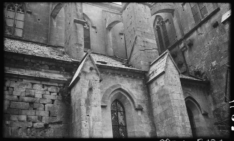 Eglise abbatiale : bas-côté nord, détail des contreforts