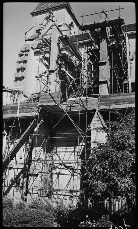 Eglise abbatiale : bas-côté sud en travaux