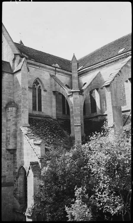 Eglise abbatiale : transept sud, détail des arcs-boutants