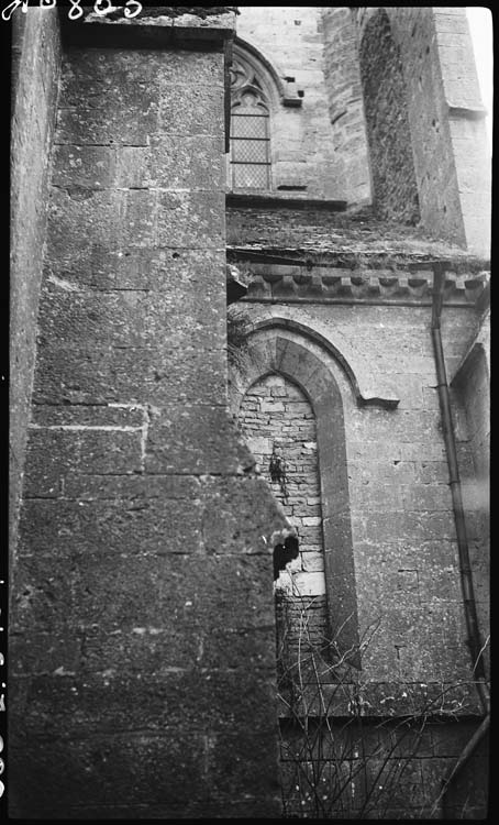 Eglise abbatiale : bas-côt , détail d’une fenêtre aveugle