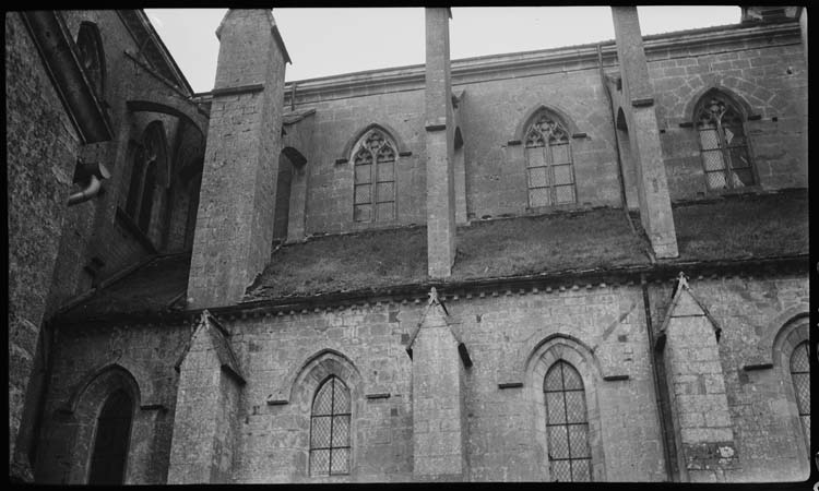 Eglise abbatiale : bas-côté nord, détail des arcs-boutants