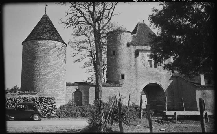 Porte et petite tour d'enceinte du 15e siècle