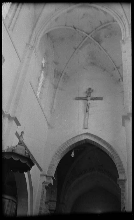 Intérieur de la nef : crucifix