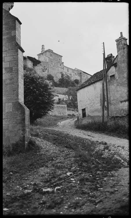 Restes de l'ancien château vus des abords de l’église