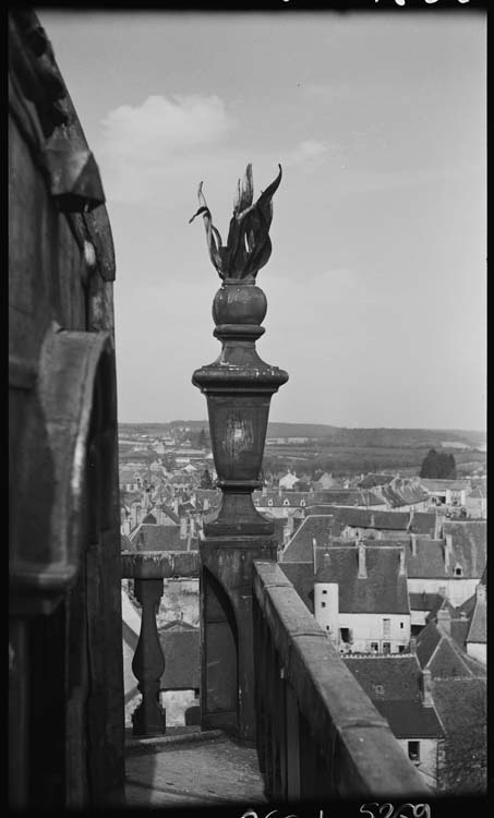 Tour nord : balustrade, détail d’un pot à feu