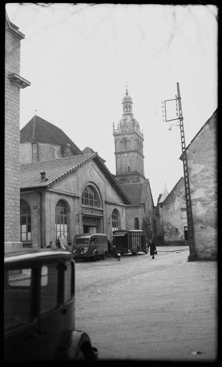 Tour nord et marché couvert vus de la rue Sallier