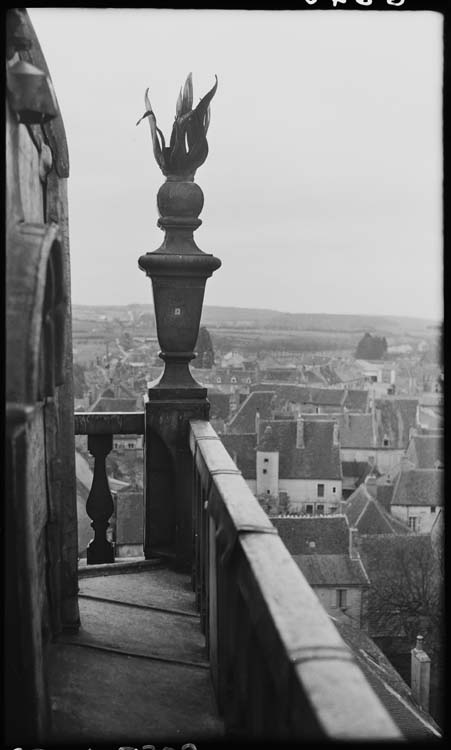 Tour nord : balustrade, détail d’un pot à feu