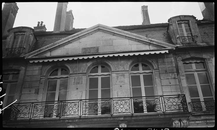 Façade sur jardin, détail du fronton